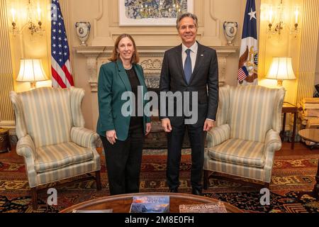 Washington, États-Unis d'Amérique. 12th janvier 2023. Washington, États-Unis d'Amérique. 12 janvier 2023. ÉTATS-UNIS Le secrétaire d'État Tony Blinken, à droite, pose avec les États-Unis L'Ambassadeur en Russie, Lynne M. Tracy, est parti, avant une réunion au Département d'État de 12 janvier 2023 à Washington, DC crédit: Freddie Everett/Département d'État américain/Alamy Live News Banque D'Images