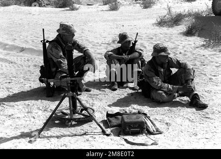 Les membres d'un équipage de mortier du 1st Bataillon, 7th Marines, font une pause à côté de leur mortier M-224 60mm pendant l'opération Desert Shield. Objet opération/série : BOUCLIER DU DÉSERT pays : Arabie saoudite (SAU) Banque D'Images