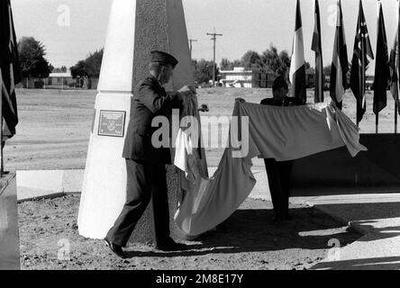 Le colonel Robert D. Livingston, commandant du Groupe d'entraînement sur les missiles tactiques 868th, et le général de brigade Thomas R. Griffith, commandant de la Division aérienne 836th, dévoilent un monument aux hommes et aux femmes qui ont appuyé le déploiement du système d'armes de missiles de croisière lancé au sol. Le monument, qui se trouve dans le parc Warrior de la base, est consacré en même temps que les cérémonies de remise des diplômes de la dernière classe de l'escadron d'entraînement tactique des missiles 868th. Base: Davis-Monthan Air Force base État: Arizona (AZ) pays: Etats-Unis d'Amérique (USA) Banque D'Images