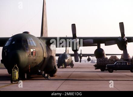 Un avion C-130E Hercules de l'aile du transport aérien tactique de 463rd est prêt pour un vol à destination de Prague, en Tchécoslovaquie, avec une charge d'équipement de soutien au sol. L'équipement sera utilisé pour décharger 130 000 livres de fournitures médicales provenant d'un avion C-5B Galaxy qui arrivera à Prague plus tard dans la journée. Une fois déchargés, les fournitures seront transférées au gouvernement tchèque pour distribution. Base: Rhein-main Air base pays: Deutschland / Allemagne(DEU) Banque D'Images