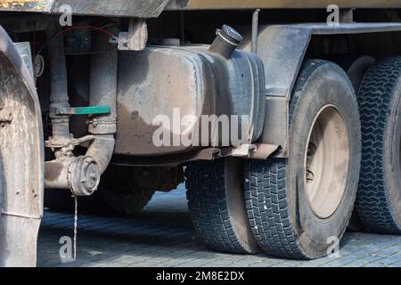 Réservoir de carburant et pneus d'un ancien chariot. Banque D'Images