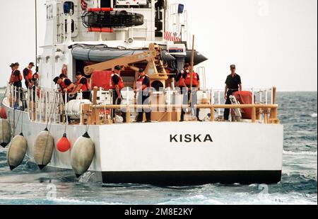 Des hommes d'équipage se tiennent à bord du grand patrouilleur de la Garde côtière USCGC KISKA (WPB-1336) alors que l'embarcation approche de la jetée pendant l'opération Steel Box. Le KISKA est en place pour assurer la sécurité lors de la livraison de munitions chimiques à l'atoll. Objet opération/série: BOÎTE EN ACIER pays: Johnston Atoll Banque D'Images