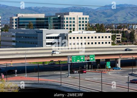 La California Highway 87 passe au-dessus de Skyport Drive près de l'aéroport international de San Jose Mineta - San Jose, Californie, États-Unis - décembre 2022 Banque D'Images