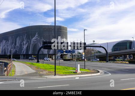 Routes menant à l'aéroport international de San Jose Mineta, location de voitures et parking - San Jose, Californie, États-Unis - décembre 2022 Banque D'Images