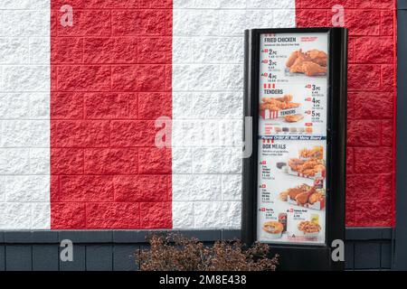 Le menu de la route à un KFC, Kentucky Fried Chicken, restaurant sur Northern Blvd à Flushing, Queens, New York City. Banque D'Images