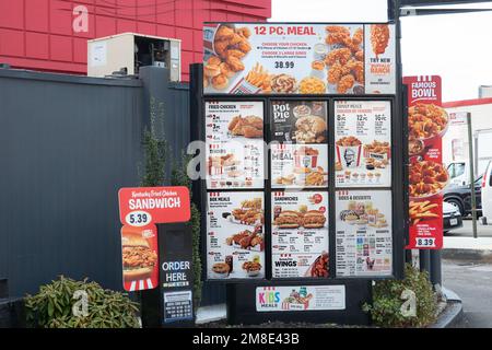 Le menu de la route à un KFC, Kentucky Fried Chicken, restaurant sur Northern Blvd à Flushing, Queens, New York City. Banque D'Images