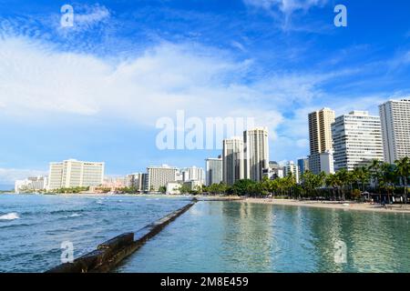 Vue panoramique sur les hôtels et les bâtiments de Waikiki Beach et les gratte-ciel d'Honolulu depuis Kuhio Beach Banque D'Images