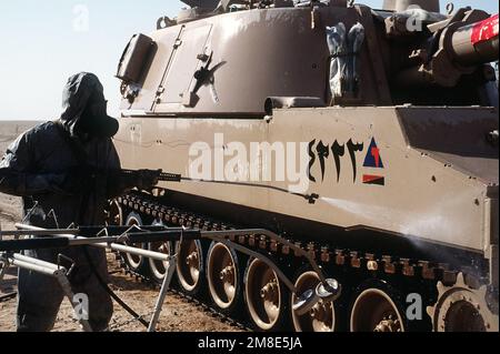 Un soldat égyptien décontamine un obusier automoteur M-109 155mm de la Brigade blindée de 3rd de l'armée égyptienne lors d'une démonstration sur le terrain, dans le cadre de l'opération Desert Shield. Objet opération/série : BOUCLIER DU DÉSERT pays : Arabie saoudite (SAU) Banque D'Images