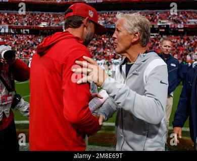 Santa Clara, États-Unis. 18th septembre 2022. L'entraîneur de San Francisco en 49ers, Kyle Shanahan, se serre la main avec l'entraîneur des Seattle Seahawks, Pete Carroll, après la victoire de 49ers' 27-7 au Levi's Stadium de Santa Clara, en Californie, le dimanche 18 septembre 2022. (Photo de Nhat V. Meyer/Bay Area News Group/TNS/Sipa USA) crédit: SIPA USA/Alay Live News Banque D'Images