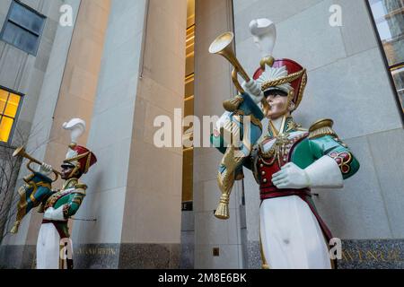 Décoration de statue Toy Soldier, fêtes de fin d'année, Rockefeller Center, New York, États-Unis, 2023 Banque D'Images