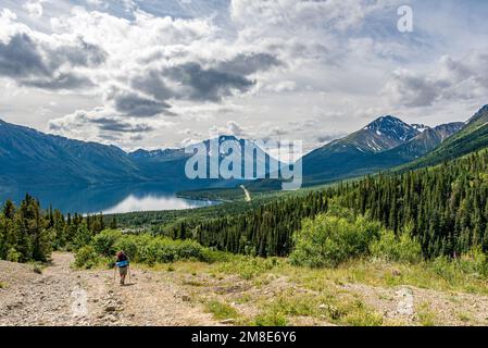 Homme de randonnée dans la région sauvage en plein air dans l'arrière-pays du territoire du Yukon près de l'Alaska. Banque D'Images