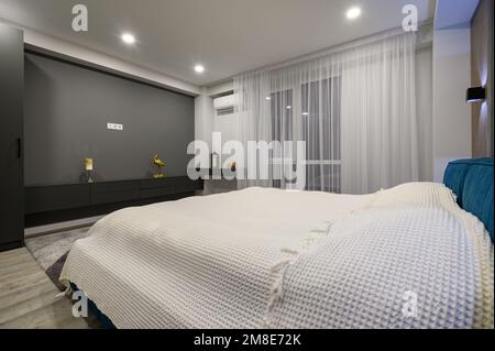 Chambre principale moderne avec intérieur gris et blanc tendance Banque D'Images