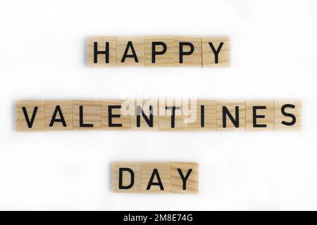 Inscription Happy Valentine's Day, lettres en bois sur fond blanc, carte. Banque D'Images