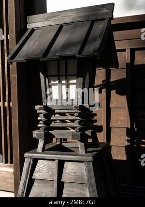 Une lanterne traditionnelle en bois à Tsumagojuku, une zone historique préservée sur la route de Nakasendo dans la préfecture de Nagano, au Japon. Banque D'Images