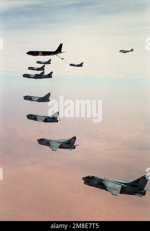 Un avion Corsair a-7E de l'escadron d'attaque 72 (va-72), de premier plan et de l'escadron d'attaque 46 (va-46) effectue le ravitaillement en vol à l'aide d'un avion KC-135 Stratotanker de la Force aérienne. Un avion d'intrus KA-6D de l'escadron d'attaque 75 (va-75) est en haut à droite. Les avions de la Marine sont déployés à bord du porte-avions USS JOHN F. KENNEDY (CV-67), qui est en station dans la mer Rouge à l'appui de l'opération Desert Shield. Objet opération/série : BOUCLIER DU DÉSERT pays : Arabie saoudite (SAU) Banque D'Images