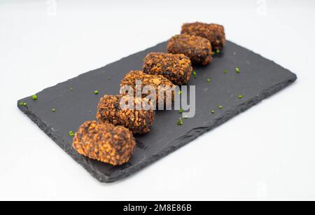 Portion de poulet gastronomique, fruits de mer et croquettes de jambon Banque D'Images