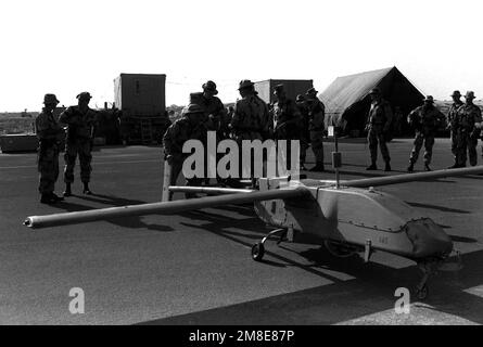 A Marine positionne un véhicule piloté à distance Pioneer (RPV) pendant l'opération Desert Shield. Objet opération/série : BOUCLIER DU DÉSERT pays : Arabie saoudite (SAU) Banque D'Images