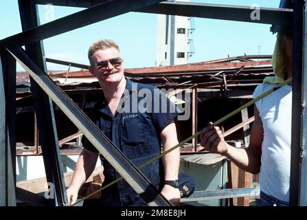 Un membre de l'équipage du quai de transport amphibie USS DULUTH (LPD 6) observe un employé des travaux publics qui mesure un angle entre les poutres en acier. Les membres de l'équipage du DULUTH, ainsi que les Seabees de la Marine américaine et le personnel des travaux publics, participent aux travaux de réparation dans le cadre des efforts de secours en cas de typhon dans la région. Base: Cebu pays: Philippines (PHL) Banque D'Images