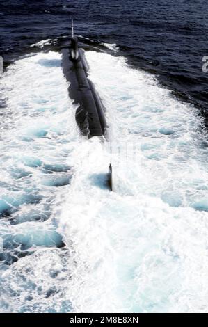 Une vue à l'arrière du sous-marin d'attaque nucléaire USS PHOENIX (SSN-702) en cours. Date exacte prise de vue inconnue. Pays: Mer méditerranée (MED) Banque D'Images