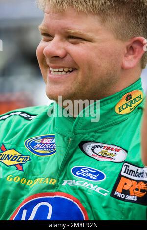 Clairmont, INDIANA, États-Unis. 28th juillet 2007. 28 juillet 2007 - Clairmont, IN, Etats-Unis: Bobby Hamilton, Jr. Partage quelques rires au parc de course O'Reilly avant la course de la série Kroger 200 NASCAR Busch à Clairmont, IN. (Credit image: © Walter G. Arce Sr./ZUMA Press Wire) USAGE ÉDITORIAL SEULEMENT! Non destiné À un usage commercial ! Banque D'Images