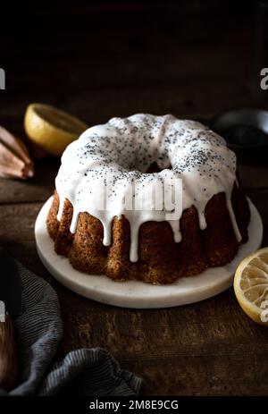 Gâteau complet aux graines de pavot au citron avec glaçage au goutte à goutte Banque D'Images