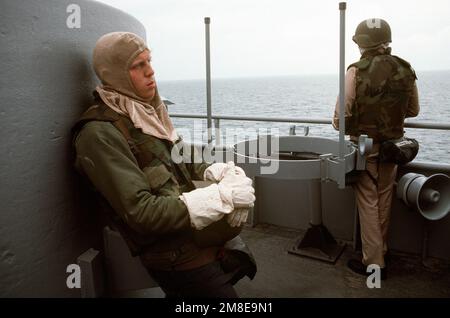 Le personnel DE GUNNERY à bord du cuirassé USS WISCONSIN (BB-64) se trouve à côté pour le lancement d'un missile d'attaque terrestre BGM-109 Tomahawk pendant l'opération Desert Storm. Sujet opération/série: TEMPÊTE DANS LE DÉSERT pays: Inconnu Banque D'Images