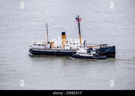 New York, États-Unis. 13th janvier 2023. Le seul phare encore en vie, le lilas USCGC, inscrit au Registre national des lieux historiques, est remorqué de son quai sur le Quai 25 de Tribeca comme navire-musée. À un chantier naval pour l'hiver/l'entretien à Staten Island. Détenu et exploité par le projet de préservation du lilas à but non lucratif, le Cutter de la Garde côtière à la retraite a transporté des fournitures aux maisons d'éclairage et entretenu des bouées de 1933 à 1972. Le navire est ouvert pour tous au printemps jusqu'à l'automne. Crédit : ZUMA Press, Inc./Alay Live News Banque D'Images