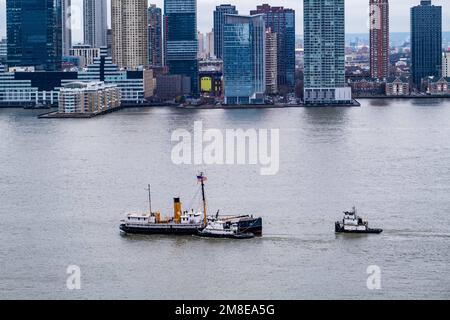 New York, États-Unis. 13th janvier 2023. Le seul phare encore en vie, le lilas USCGC, inscrit au Registre national des lieux historiques, est remorqué de son quai sur le Quai 25 de Tribeca comme navire-musée. À un chantier naval pour l'hiver/l'entretien à Staten Island. Détenu et exploité par le projet de préservation du lilas à but non lucratif, le Cutter de la Garde côtière à la retraite a transporté des fournitures aux maisons d'éclairage et entretenu des bouées de 1933 à 1972. Le navire est ouvert pour tous au printemps jusqu'à l'automne. Crédit : ZUMA Press, Inc./Alay Live News Banque D'Images