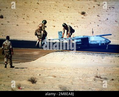 Marines récupère un véhicule piloté à distance Pioneer (RPV) après qu'il atterrit sur une piste à la suite d'un vol d'essai à l'appui de l'opération Desert Shield. Objet opération/série : BOUCLIER DU DÉSERT pays : Arabie saoudite (SAU) Banque D'Images