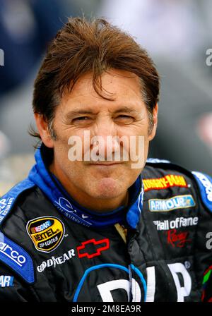 Watkins Glen, NY, États-Unis. 10th août 2007. 10 août 2007 - Watkins Glen, NY, Etats-Unis: Ron Fellows est assis sur le mur le long de la route de la fosse en attendant que la brume se soumette à Watkins Glen. (Credit image: © Walter G. Arce Sr./ZUMA Press Wire) USAGE ÉDITORIAL SEULEMENT! Non destiné À un usage commercial ! Banque D'Images