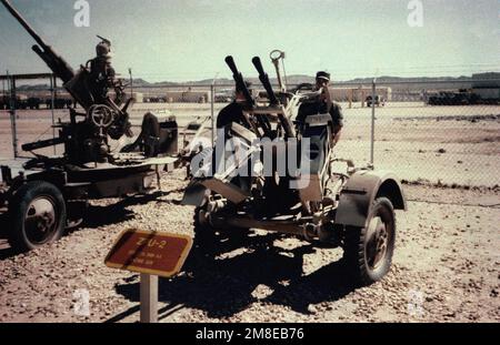 Vue avant gauche, exposée, les mitrailleuses anti-aériennes ZPU-2 14,5mm soviétiques. Pays : inconnu Banque D'Images