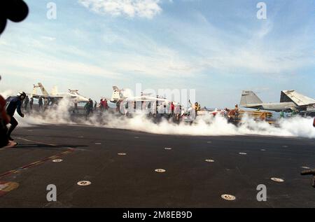 La vapeur s'élève d'une piste catapulte sur le plateau de vol du porte-avions USS À MI-CHEMIN (CV-41) après le lancement d'un avion pendant l'opération Desert Shield. En arrière-plan, on trouve des avions F/A-18A Hornet de l'escadron 192 (VFA-192), à gauche, et de l'escadron 151 (VFA-151), au centre. Un avion d'intrus A-6E de l'escadron d'attaque 185 (va-185) est à droite. Sujet opération/série: BOUCLIER DU DÉSERT pays: Inconnu Banque D'Images