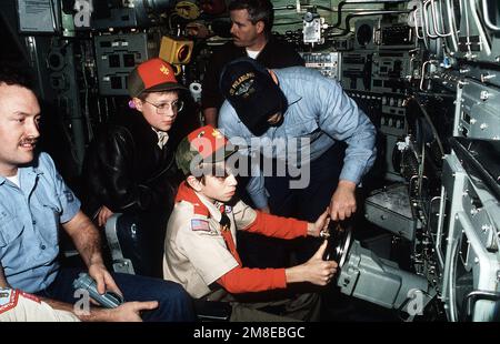 Emiliano Henry, membre de la troupe Boy Scout 85, occupe les avions de plongée du sous-marin d'attaque nucléaire USS PHILADELPHIA (SSN 690) en tant que membres d'équipage et autres scouts. La troupe est à bord du navire pour un séjour de 36 heures organisé par le commandant de la Sixième flotte. Pays: Mer méditerranée (MED) Banque D'Images