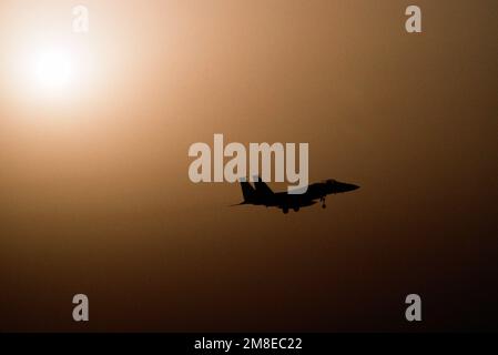 Un avion de combat tactique F-15C Eagle DU 1st Escadron est silhoueté contre le ciel lors de son décollage pendant l'opération Desert Shield. Objet opération/série : BOUCLIER DU DÉSERT pays : Arabie saoudite (SAU) Banque D'Images