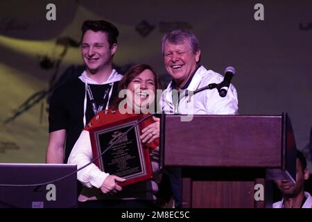 Intronisé au Hall of Fame et entraîneur des Illini de l'Illinois Fighting, Dennis Mitchell parle accompagné de son épouse Cindy Mitchell lors de la séance d'ouverture de l'UCS S. Banque D'Images