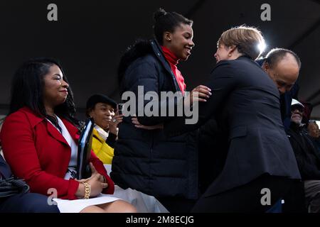 Boston, ma, États-Unis. 13th janvier 2023. Le gouverneur Maura Healey salue Yolanda Renee King lors du dévoilement de la sculpture « The Embrace » au Boston Common on 13 janvier 2023. Crédit : Katy Rogers/Media Punch/Alamy Live News Banque D'Images