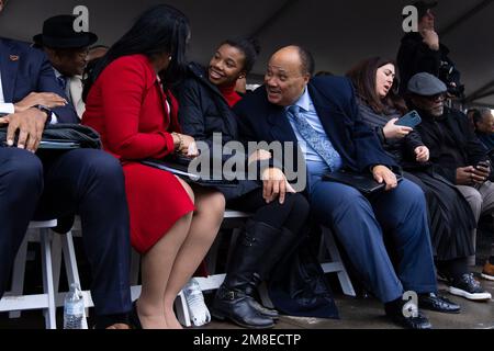 Boston, ma, États-Unis. 13th janvier 2023. Arndrea Waters King, Yolanda Renee King et Martin Luther King III, à l'occasion du dévoilement de la sculpture « The Embrace » au Boston Common on 13 janvier 2023. Crédit : Katy Rogers/Media Punch/Alamy Live News Banque D'Images