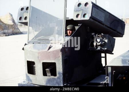 Un soldat de BTRY. A, 2nd BN., 6th Artillerie de défense aérienne BDE., est assis dans le siège du tireur d'un système de défense aérienne Avenger pendant l'opération Desert Shield. Un lanceur de missiles antiaérien Stinger à quatre tubes est monté de chaque côté de la station de tir, sur un piédestal porté par un M-998 High-Mobility Multipurpose StadVehicle (HMMWV). Une mitrailleuse de calibre .50 peut être montée sous le lanceur Stinger droit. Objet opération/série : BOUCLIER DU DÉSERT pays : Arabie saoudite (SAU) Banque D'Images