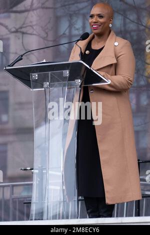 Boston, ma, États-Unis. 13th janvier 2023. La sculpture du congressiste Ayanna Pressley « The Entreat » dévoilant au Boston Common on 13 janvier 2023. Crédit : Katy Rogers/Media Punch/Alamy Live News Banque D'Images