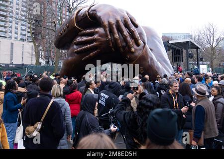 Boston, ma, États-Unis. 13th janvier 2023. Présentation de la sculpture « The Embrace » au Boston Common on 13 janvier 2023. Crédit : Katy Rogers/Media Punch/Alamy Live News Banque D'Images