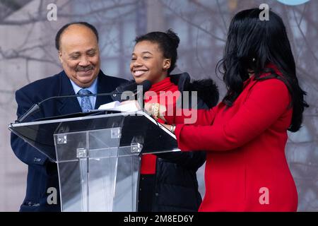 Boston, ma, États-Unis. 13th janvier 2023. Martin Luther King III, Yolanda Renee King et Arndrea Waters King lors du dévoilement de la sculpture « The Embrace » au Boston Common on 13 janvier 2023. Crédit : Katy Rogers/Media Punch/Alamy Live News Banque D'Images