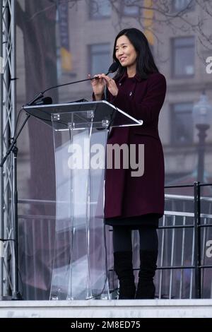 Boston, ma, États-Unis. 13th janvier 2023. La mairesse Michelle Wu à l'occasion du dévoilement de la sculpture « The Embrace » au Boston Common on 13 janvier 2023. Crédit : Katy Rogers/Media Punch/Alamy Live News Banque D'Images