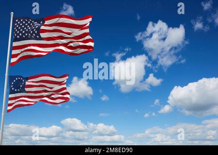 Drapeau des États-Unis, 13 étoiles circulaires, drapeau de Betsy Ross sur fond ciel nuageux au coucher du soleil. Concept patriotique de l'état. Marquer le jour. illustration 3d. Banque D'Images