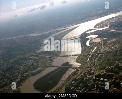 Une vue aérienne du fleuve Potomac avec l'île Theodore Roosevelt, le pont commémoratif Theodore Roosevelt, le pont commémoratif Arlington et le pont commémoratif George Mason. Base: Washington État: District de Columbia (DC) pays: Etats-Unis d'Amérique (USA) Banque D'Images