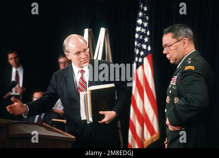 Le secrétaire à la Défense Richard Cheney motions pour GEN. Colin Powell, président des chefs d'ÉTAT-MAJOR interarmées, prendra le podium lors d'une conférence de presse au Pentagone sur l'opération Desert Storm. Objet opération/série: TEMPÊTE DU DÉSERT base: Arlington État: Virginie (va) pays: États-Unis d'Amérique (USA) Banque D'Images