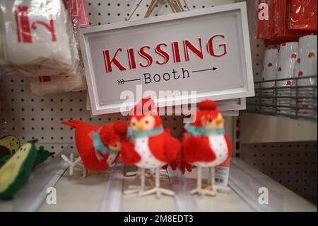 New York, États-Unis. 13th janvier 2023. Cadeaux liés à la Saint-Valentin présentés dans le magasin Target avant la Saint-Valentin qui est célébrée à la mi-février, à New York, New York, 13 janvier 2023. Aussi connu sous le nom de Saint Valentin ou Fête de Saint Valentin, c'est une célébration commerciale de romantisme et d'amour dans de nombreuses régions et cultures du monde. (Photo par Anthony Behar/Sipa USA) crédit: SIPA USA/Alay Live News Banque D'Images