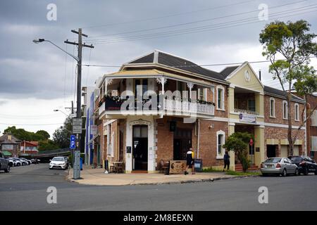 Kogarah, Nouvelle-Galles du Sud - Australie - 19-12-2019: Carrefour entre Montgomery St et Hogben St à Kogarah, une banlieue du sud de Sydney. Banque D'Images