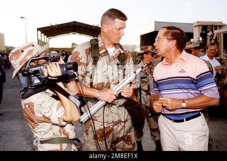 Le sénateur Sam Nunn de Géorgie est interviewé par LE PERSONNEL de la Force aérienne SGT. Dave Vandefrein lors d'une visite d'une installation militaire pendant l'opération Desert Shield. Objet opération/série : BOUCLIER DU DÉSERT pays : Arabie saoudite (SAU) Banque D'Images