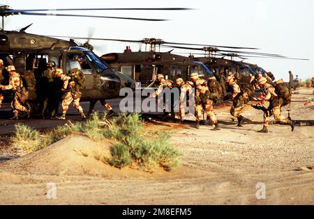 Des équipes de soldats sont à bord de plusieurs HÉLICOPTÈRES UH-60A Black Hawk (Blackhawk) pendant l'opération Desert Shield. Objet opération/série : BOUCLIER DU DÉSERT pays : Arabie saoudite (SAU) Banque D'Images