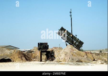 Une vue d'un américain Armée MIM-104 site de missiles antiaériens Patriot à une base aérienne pendant l'opération Desert Shield. Objet opération/série : BOUCLIER DU DÉSERT pays : Arabie saoudite (SAU) Banque D'Images